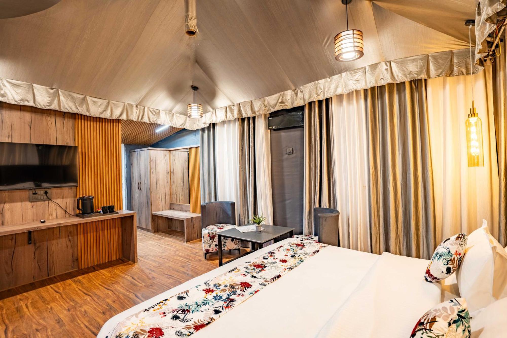 The Whispering Oaks Hotel Nainital Exterior photo