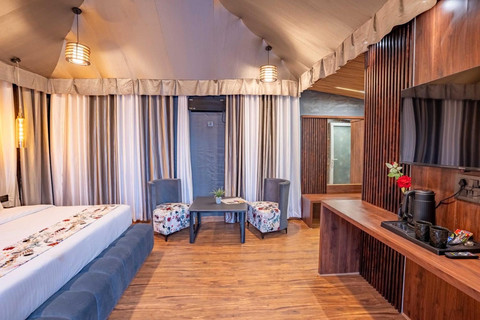 The Whispering Oaks Hotel Nainital Exterior photo